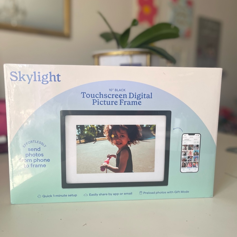 Skylight digital photo picture frame. New and sealed.